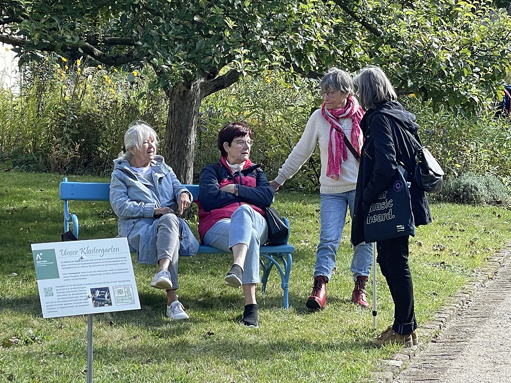 2024-09-28_chorreise_4_choristen_im_klostergarten_0459