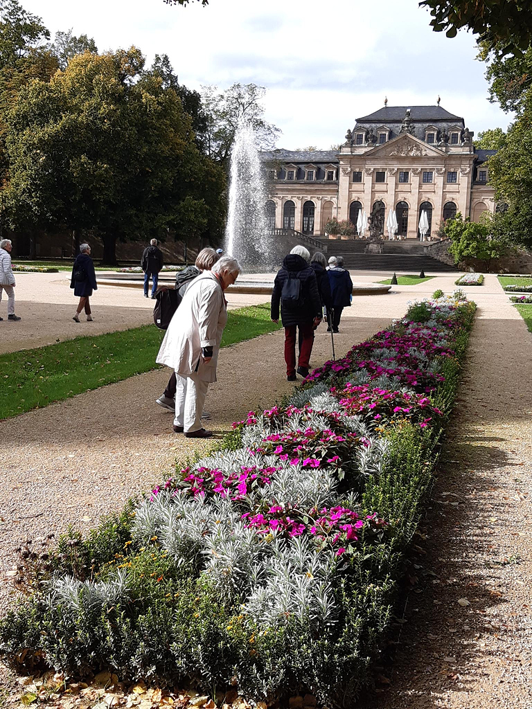 2024-09-28_chorreise_schlossgarten_rabatten_springbrunnen_0495-s