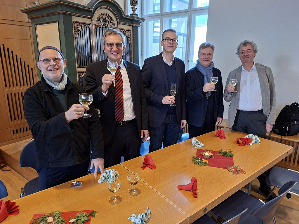 2026-01-11_Anstoszen zum Wohl des oekumenischen Chores-s